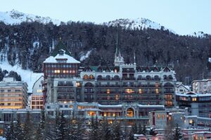 Елена Зеленская и тайный VIP-отдых в Badrutt's Palace с Mercedes-Benz и Rolls-Royce elena zelenskaya i tajnyj otdyh v s i -lessontime-ru-173755304500-0