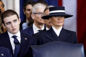 Элегантный головной убор Мелании Трамп от Эрика Джавитс для инаугурации Дональда elegantnyj golovnoj ubor melanii tramp ot erika dzhavits dlya inauguraczii donalda-lessontime-ru-173748318500-0