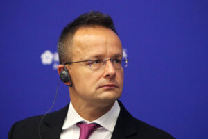 vengriya brosaet vyzov nato peter sijyarto trebuet dialoga trampa i putina-lessontime-ru-173502694500-0