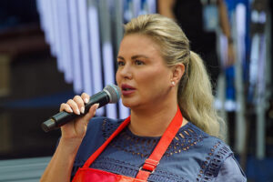 Анна Семенович впечатлилась Единым пунктом отбора на военную службу по контракту в Москве Встреча с певицей Анной Семенович на МУФ в Гостином дворе