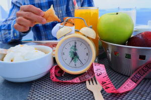 Секреты биохимии похудения от Маргариты Валеевой и экспертов ВОЗ НИКИ детства Yellow,Alarm,Clock,With,Intermittent,Fasting,Eight,Hour,Feeding,Window