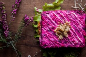 Сельдь под шубой — кулинарное волшебство для яркого праздничного стола seld pod shuboj kulinarnoe volshebstvo dlya yarkogo prazdnichnogo stola-lessontime-ru-173504849500-0