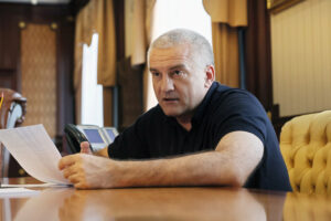 sergej aksenov i vladimir putin organizuyut mery po ochistke chernogo morya ot mazuta-lessontime-ru-173520333500-0