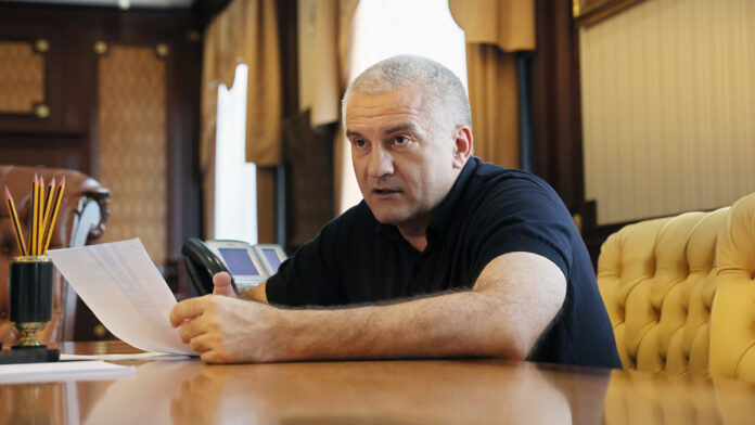 sergej aksenov i vladimir putin organizuyut mery po ochistke chernogo morya ot mazuta-lessontime-ru-173520333500-0