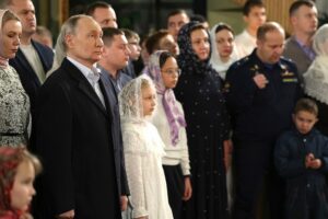 vladimir putin i patriarh kirill na rozhdestvo  svo i rpcz v epiczentre duhovnogo edinstva-lessontime-ru-173623344500-0
