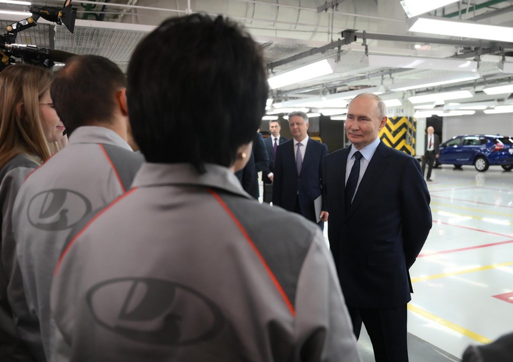 Владимир Путин во время беседы с сотрудниками АвтоВАЗа
