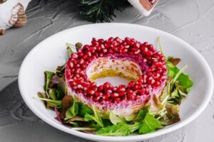 voshititelnyj salat granatovyj braslet s kuriczej dlya prazdnichnogo stola-lessontime-ru-173602088500-0