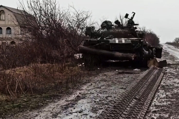 vsu teryayut tehniku pod udarami diversantov v dnr kurahovo na linii fronta-lessontime-ru-173676319500-0