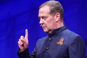 Минобороны России сообщает о сбитом истребителе в небе над Украиной minoborony rossii soobshhaet o sbitom istrebitele v nebe nad ukrainoj-lessontime-ru-174592709400-0