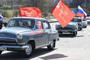Единая Россия провела автопробег ретроавтомобилей в Екатеринбурге и Верхней Пышме к 80-летию Победы edinaya rossiya provela avtoprobeg retroavtomobilej v ekaterinburge i verhnej pyshme k 80letiyu pobedy-lessontime-ru-174550143100-0
