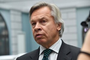 aleksej pushkov preduprezhdaet o krizise mezhdu trampom i es v usloviyah davleniya na le pen i maska-lessontime-ru-174379771200-0