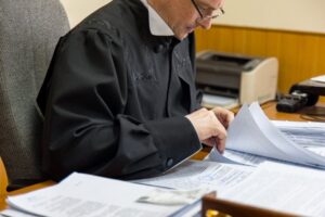 chetvero obvinyaemyh predstanut pered sudom v primore za draku v artyome-lessontime-ru-174507087000-0