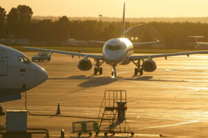 Аэропорт Внуково возобновил работу при содействии Росавиации Самолеты в аэропорту Внуково