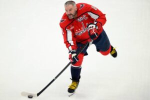 aleksandr ovechkin nastigaet uejna gretczki v istoricheskoj gonke nhl-lessontime-ru-174365276200-0
