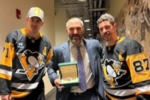 Александр Овечкин получил Rolex от Малкина и Кросби - НХЛ поздравляет легенду aleksandr ovechkin poluchil ot malkina i krosbi nhl pozdravlyaet legendu-lessontime-ru-174495756600-0