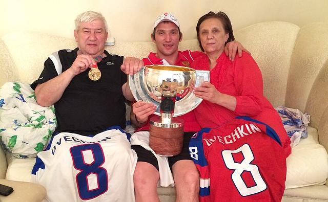 Александр Овечкин с родителями (Соцсети Александра Овечкина)