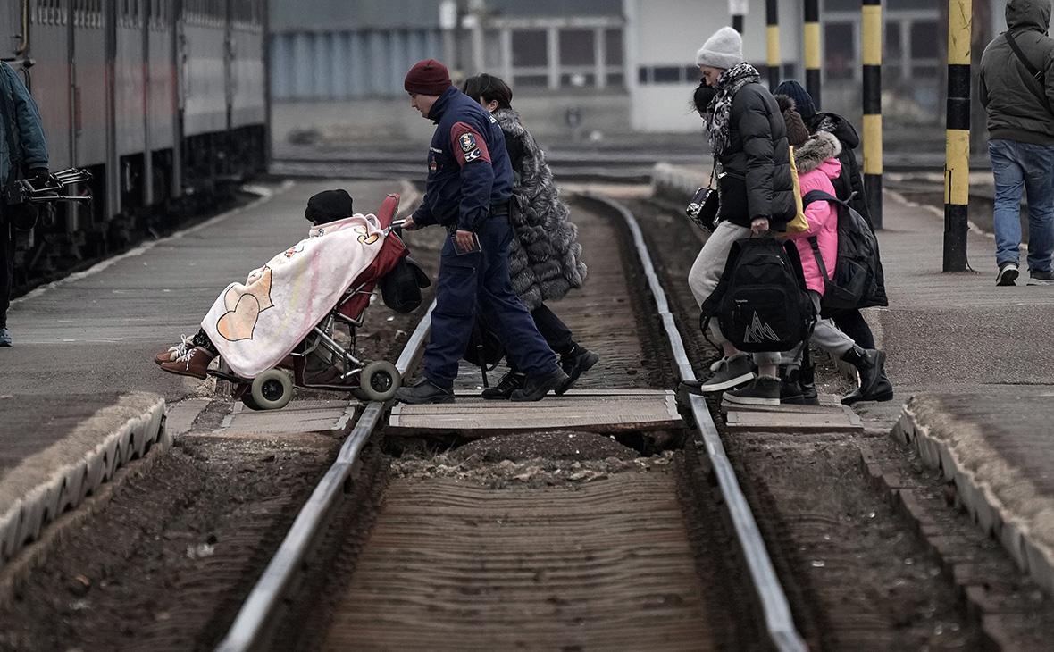 Беженцы, покидающие Украину, прибывают на железнодорожный вокзал Захони, Венгрия, март 2022 года (Christopher Furlong / Getty Images)