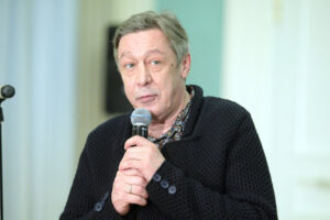 aleksej germanmladshij rassmatrivaet mihaila efremova dlya roli v filme ivan groznyj-lessontime-ru-174481686500-0