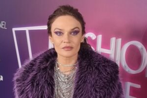 alena vodonaeva naputstvuet kseniyu borodinu o romane s nikolaem serdyukovym s optimizmom-lessontime-ru-174370064100-0