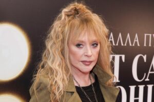 alla pugacheva i maksim galkin v czentre vnimaniya novyh voennyh ballad-lessontime-ru-174357992300-0