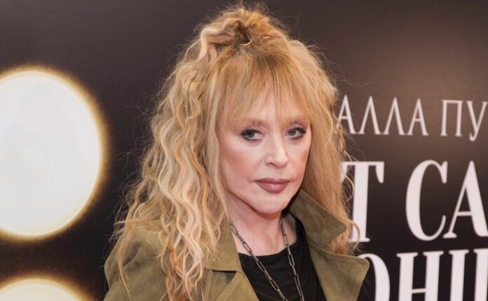 alla pugacheva i maksim galkin v czentre vnimaniya novyh voennyh ballad-lessontime-ru-174357992300-0