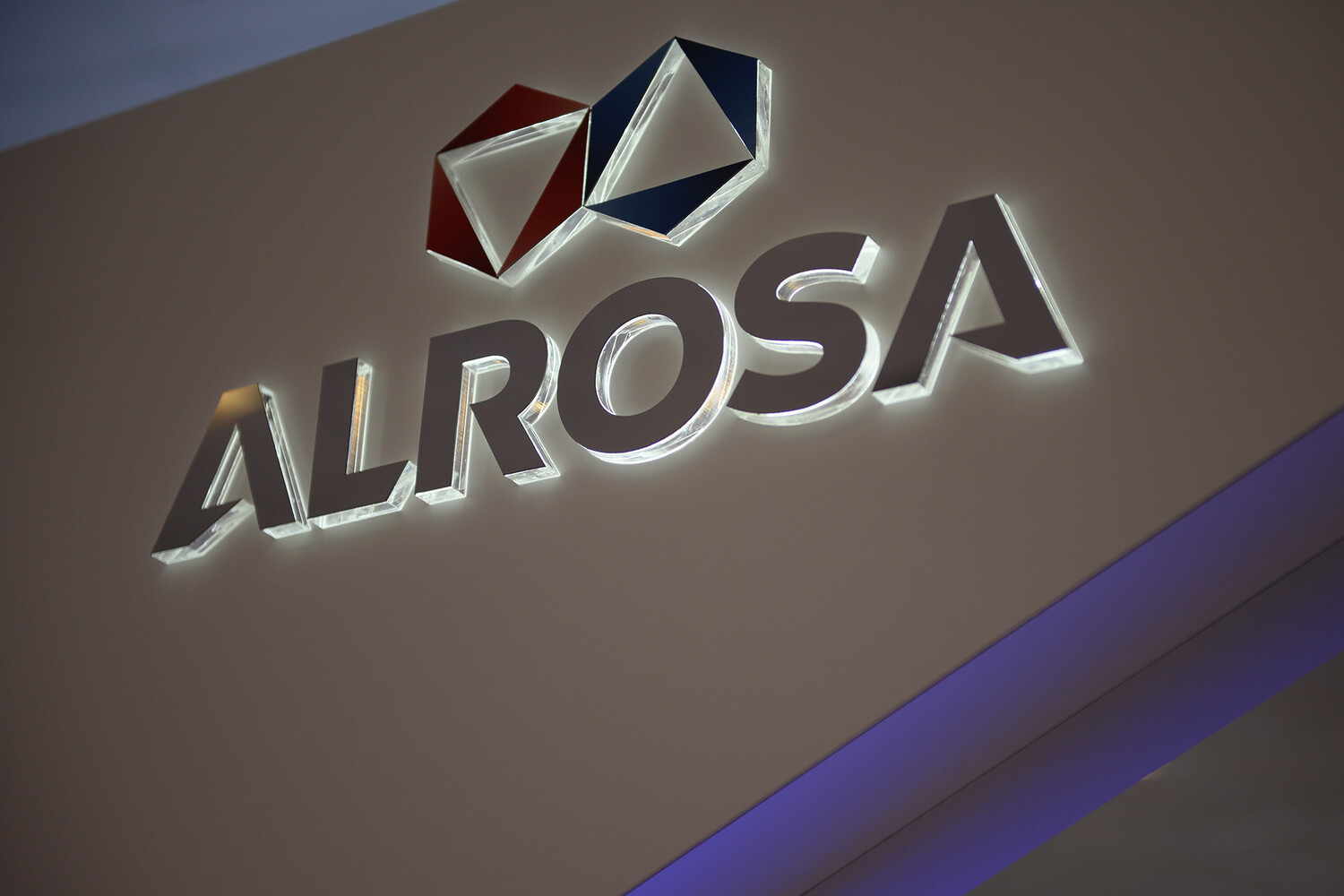 Алроса в тисках санкций G7 Павел Маринычев сокращает топ-менеджеров после бойкота Cartier и Van Cleef-0