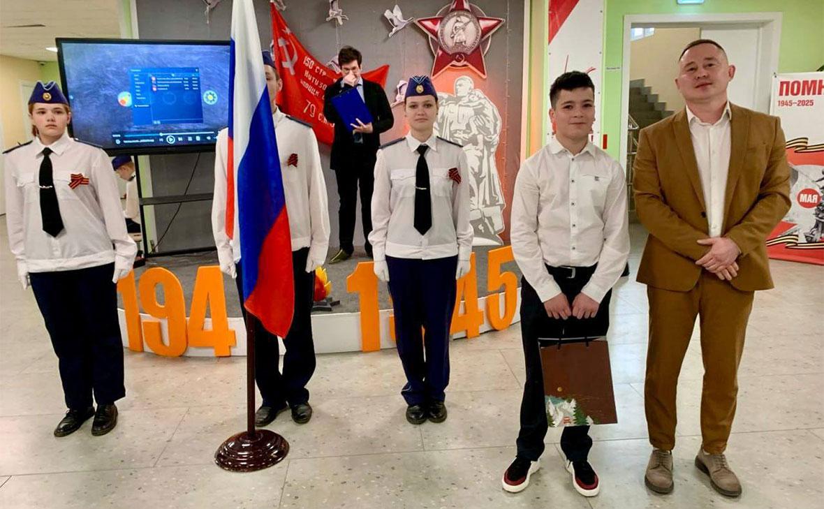 Амир Абачев (второй справа) (khrustaleva_domodedovo / Telegram)