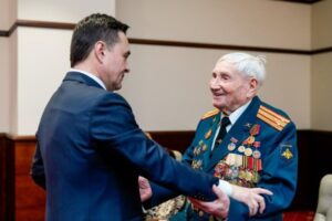 Андрей Воробьев вручил медали ветеранам Подмосковья к 80-летию Великой Победы andrej vorobev vruchil medali veteranam podmoskovya k 80letiyu velikoj pobedy-lessontime-ru-174405571100-0
