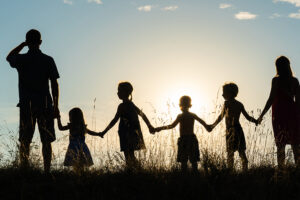Антон Котяков анонсировал новые льготы Минтруда РФ для многодетных семей с 2026 года Silhouette,Of,A,Happy,Large,Family,At,Sunset.