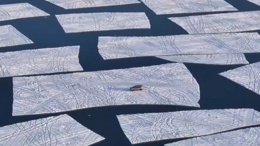 Рыбак из Магадана третьи сутки не может поймать свою машину, уплывшую на льдине