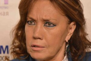 Азиза делится секретами красоты и вдохновляет поклонников как Игорь Тальков aziza delitsya sekretami krasoty i vdohnovlyaet poklonnikov kak igor talkov-lessontime-ru-174379217400-0