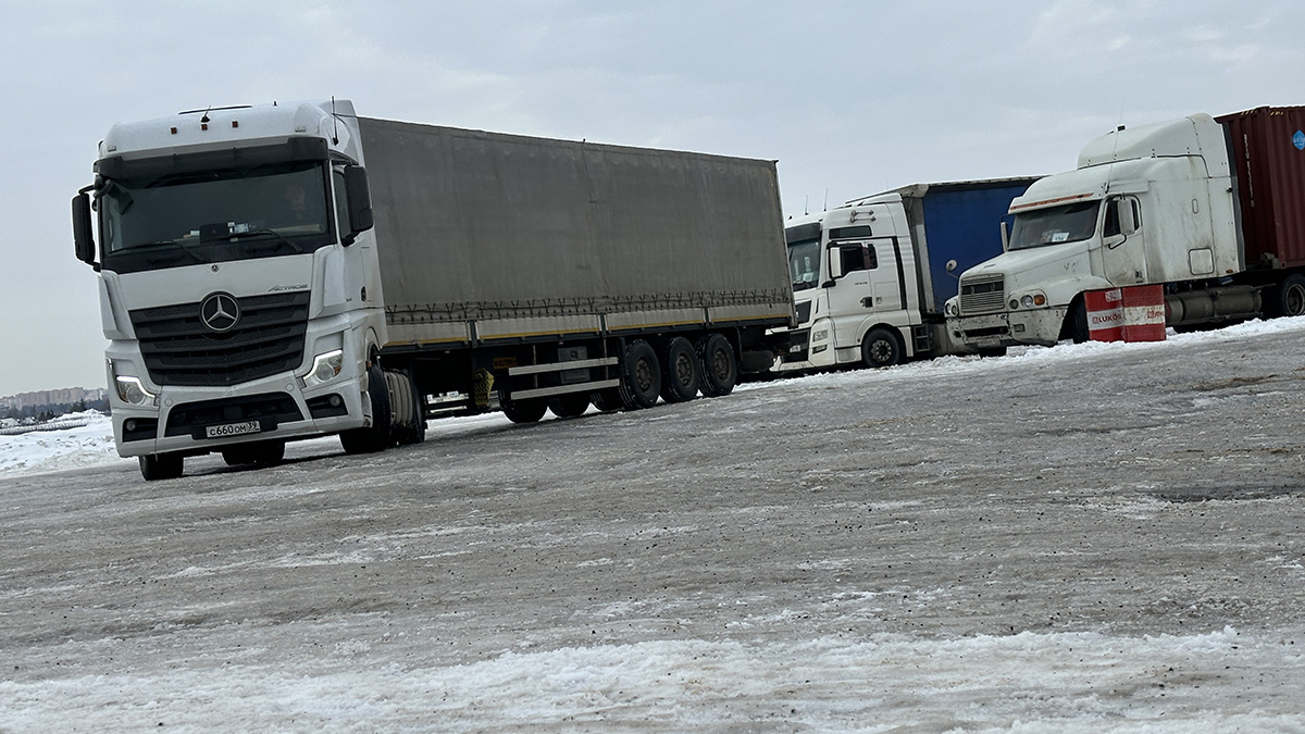 Движение беспилотных грузовиков запустили на ЦКАД