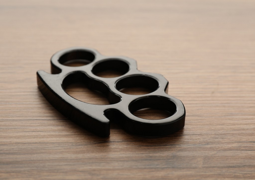 Продажу кастетов и отмычек могут официально запретить в России