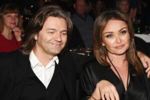 Дмитрий Маликов и Елена Изаксон отмечают 30 лет гармонии с Викторией Лопыревой dmitrij malikov i elena izakson otmechayut 30 let garmonii s viktoriej lopyrevoj-lessontime-ru-174568611000-0