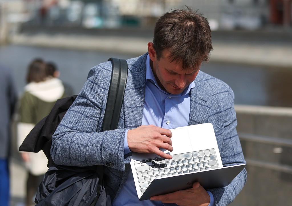 Рабочий день в РФ обещают сократить: когда это произойдет, сколько часов