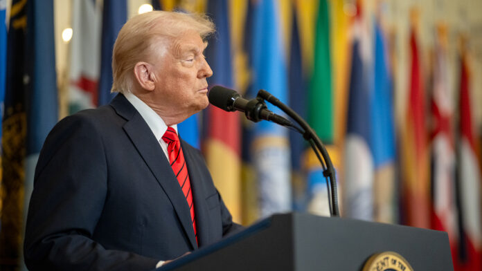 donald tramp i emmanuel makron obsudili skrytyj dialog s vatikanom-lessontime-ru-174576629700-0