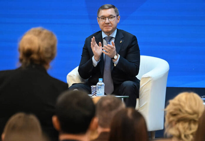 edinaya rossiya pod rukovodstvom vladimira yakusheva i dmitriya medvedeva otkryvaet novyj etap razvitiya-lessontime-ru-173430245500-0