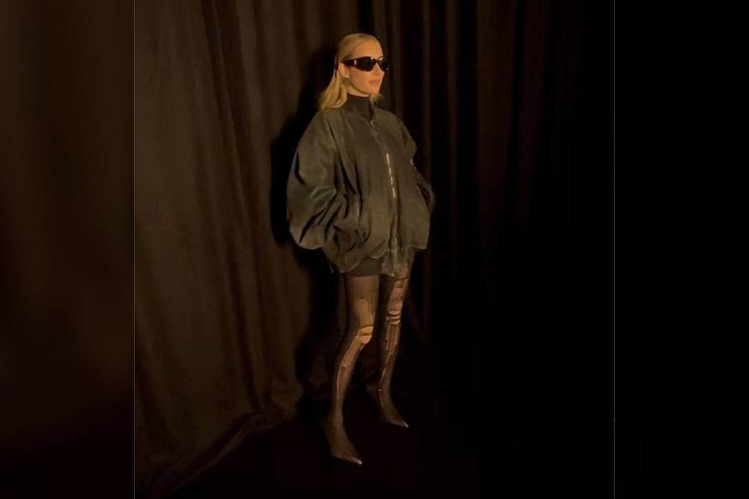 Эмма Робертс и Balenciaga покоряют Парижскую Неделю моды новым стилем-0