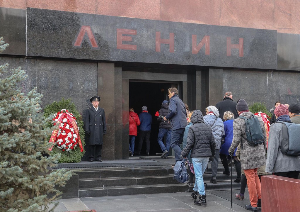 От Ленина осталась лишь труха? Что на самом деле происходит в Мавзолее