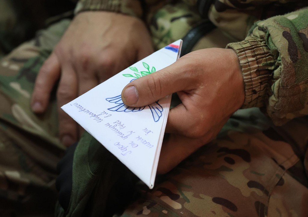 Военнослужащий держит в руках письма от детей