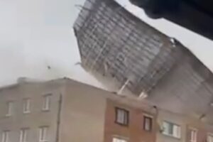hakasiya spravlyaetsya s uraganom zhiteli kalinino i kanska pomogayut ustranit posledstviya-lessontime-ru-174387351700-0