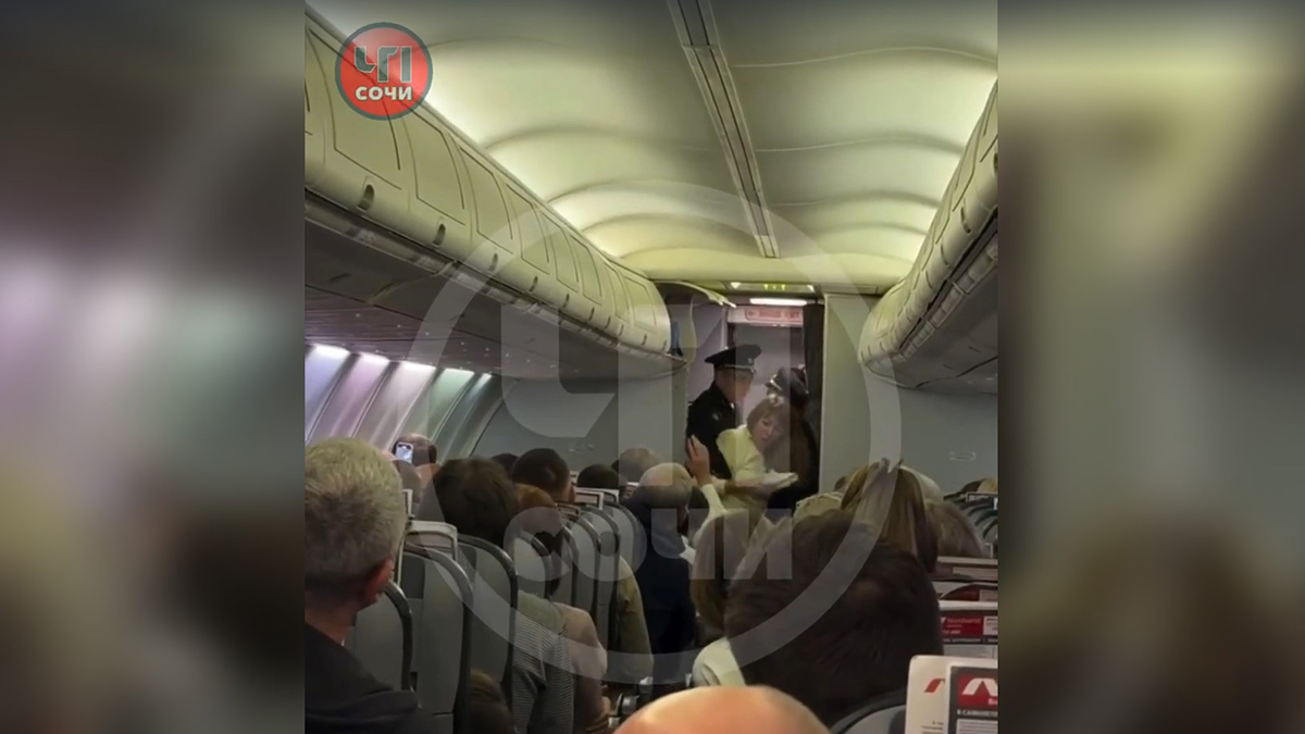 Российскую пару сняли с рейса за избиение попутчика обувью на борту самолета