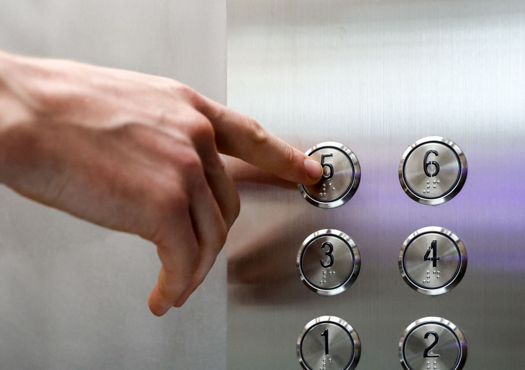 Раскрыт порядок действий, если лифт долго не чинят