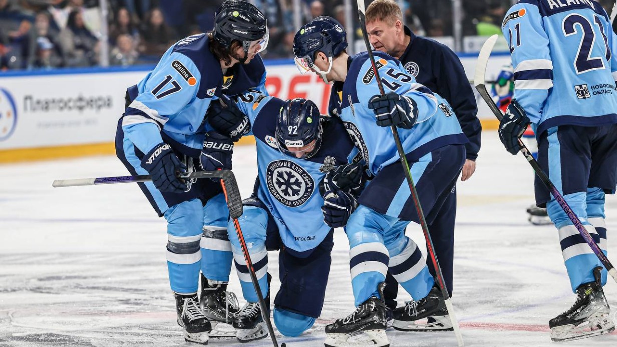 Хоккеиста Рассказова унесли на носилках после столкновения с соперником