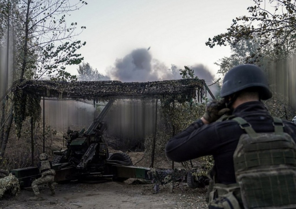 Госслужащая устроила фотосессию в шубе на фоне зданий после обстрелов