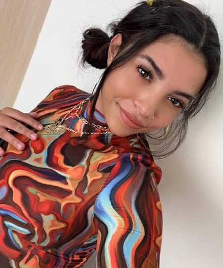 Юная дочь Боуи убеждает слушателя относиться к ней без скидок на ее происхождение