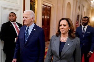 kamala harris uverenno prokladyvaet put k pobede vopreki bajdenu i trampu-lessontime-ru-172779056500-0