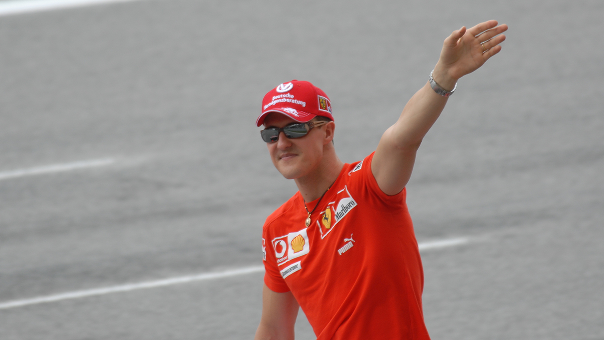 Шумахер с помощью жены оставил автограф на шлеме