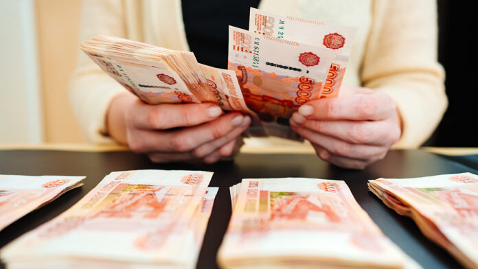 Women's,Hands,Count,A,Stack,Of,Money,Of,A,Banknotes