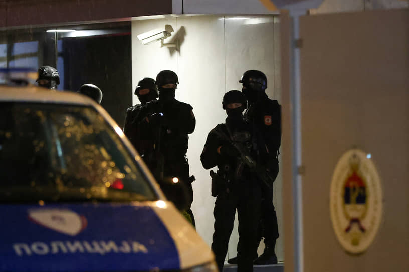 Полицейские на входе в комплекс административных зданий Восточного Сараево